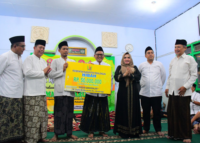 Safari Ramadhan di Wonopringgo, Bupati Pekalongan Fadia Arafiq Serahkan Bantuan ke Masjid Darussalam Rowokembu