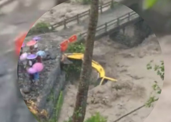 Dihajar Banjir, Eskavator Milik DPU Terseret Arus Kali Keruh di Kandangserang