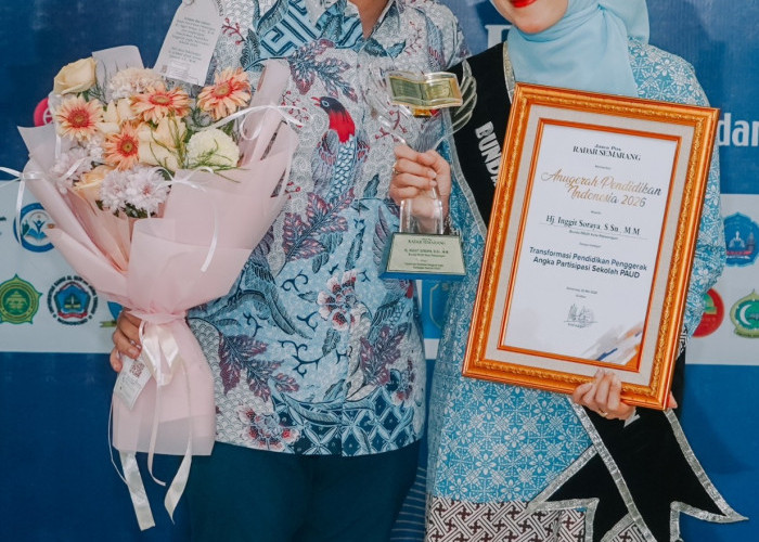 Bunda PAUD Kota Pekalongan Inggit Soraya Raih Penghargaan Penggerak Angka Partisipasi Sekolah