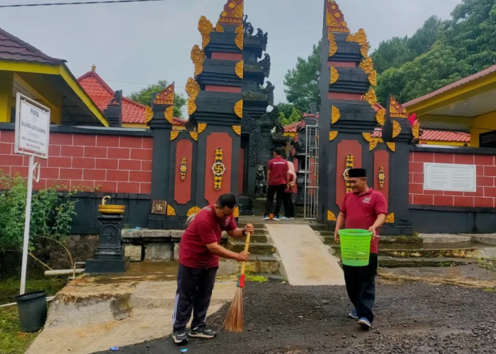 Kemenag Kabupaten Pekalongan Gelar Bersih Tempat Ibadah Pura dan Masjid di Linggoasri