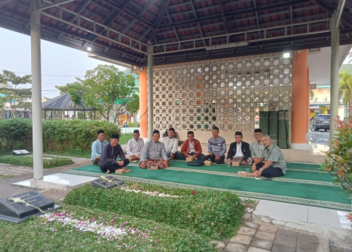  Dekopinda Kota Pekalongan Peringati Harkop ke-79, Dekopinda  Ziarah ke Makam Tokoh Koperasi, T