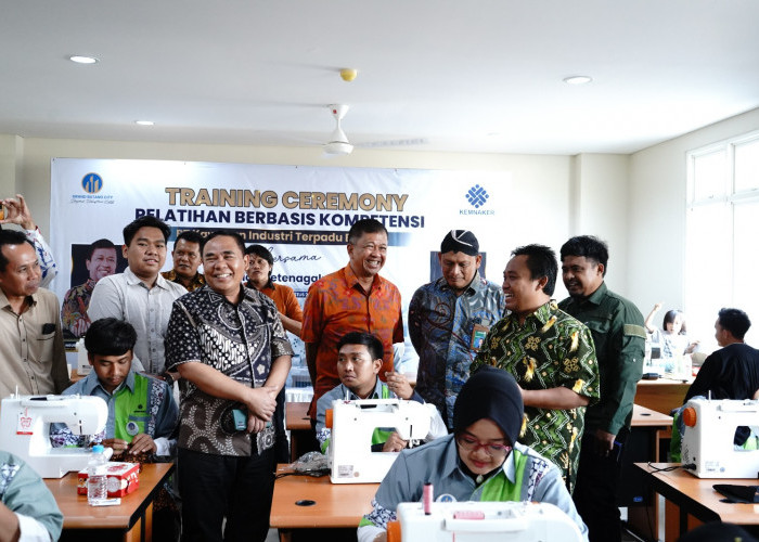 Senangnya, Puluhan Warga Desa Penyangga KITB Dapat Pelatihan Menjahit
