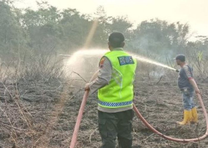 Bakar Semak Ilalang Jadi Petaka, Api Lahap 1 Hektare Lahan Bekas Galian C di Krompeng