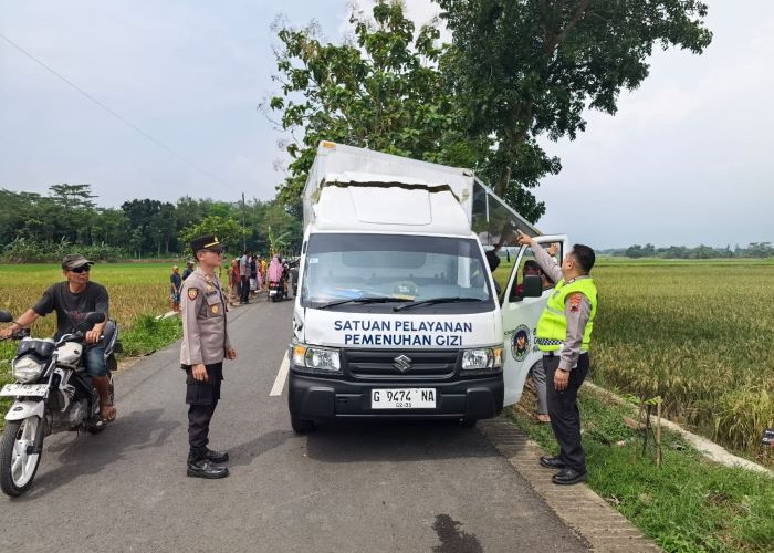 Mobil MBG Terguling di Kesesi Pekalongan