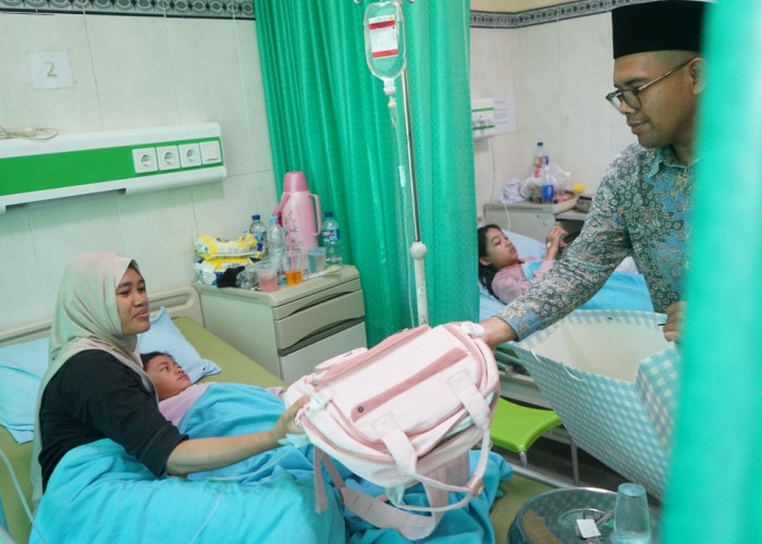 Berikan Hadiah dan Sampaikan Permohonan Maaf, Bupati Batang Upayakan Santunan Korban Keracunan Masal MBG
