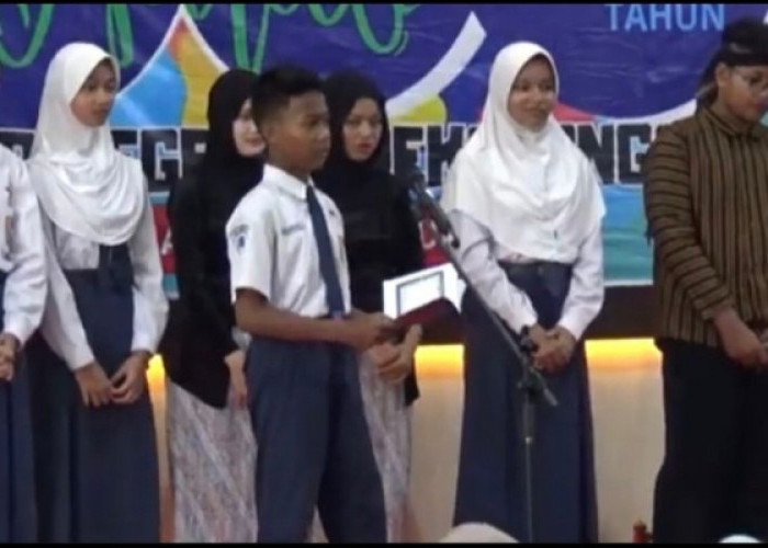 Kado Literasi di Ultah ke-42: SMPN 4 Pekalongan Launching Dua Buku Siswa