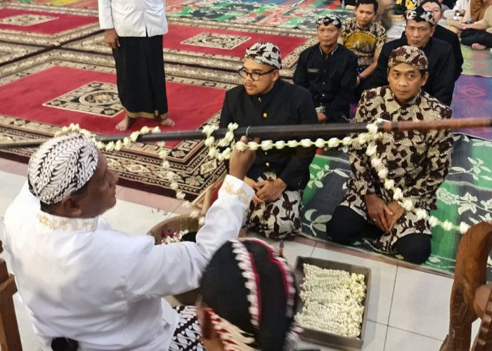 Malam Satu Suro di Batang, Masyarakat Umum Padati Ritual Penjamasan Tombak Abirawa