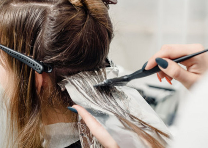 5 Rekomendasi Cat Rambut yang Bisa Menutup Uban Secara Permanen 