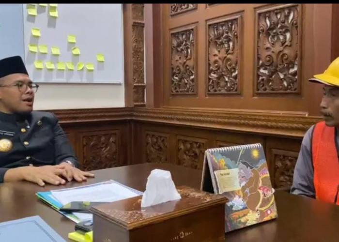 Viral Aksi Amat Ikrom Bersih-bersih Got Pantura Barang Saat Hujan, Bupati Faiz Beri Apresiasi