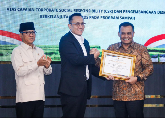 Ahmad Luthfi Terima Penghargaan Program Pengelolaan Sampah dari Kemendes PDT