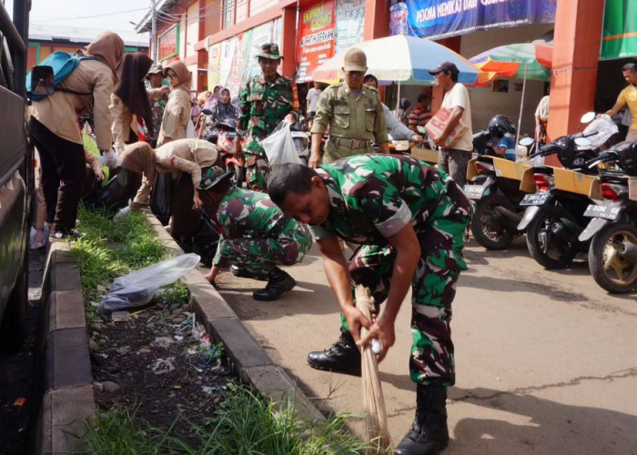 Pendekar Sampah Beraksi Lagi, TNI dan Masyarakat Bersihkan Pasar Kedungwuni