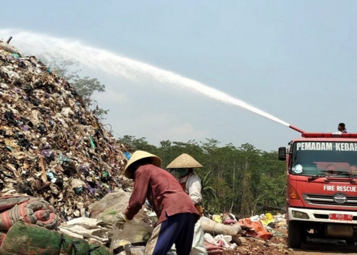 Cegah Kebakaran, Gunungan Sampah di TPA Randukuning Diguyur Air Secara Berkala