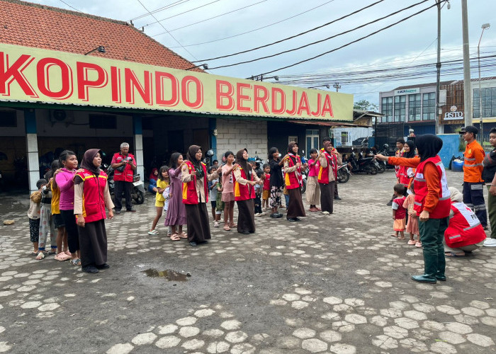 Di Tengah Banjir, Relawan PMR SMAN 1 Wiradesa Hadirkan Kembali Tawa Anak-anak di Pengungsian