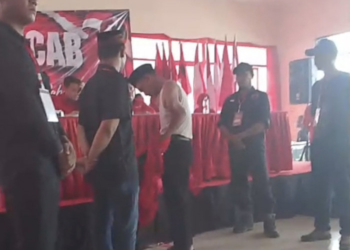 Aksi Protes Warnai Musancab PDI-P Batang, Puluhan Kader Lepas Seragam dan Walkout