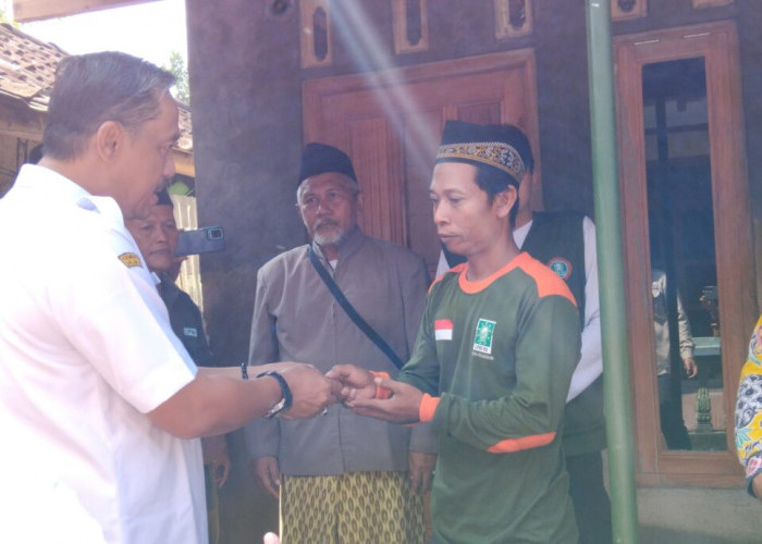 Relawan MWC NU Kedungwuni Serahkan Kunci Rumah Baru untuk Korban Banjir di Paesan