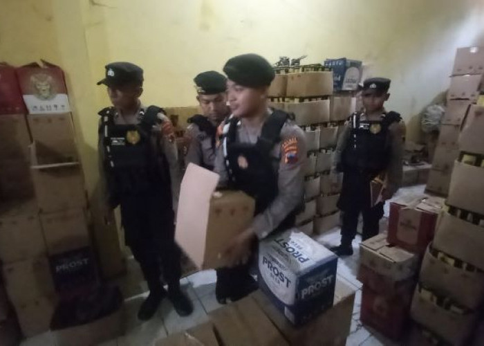 Satuan Samapta Polres Pekalongan Sita Ratusan Botol Miras dari Gudang Rongsok di Karanganyar