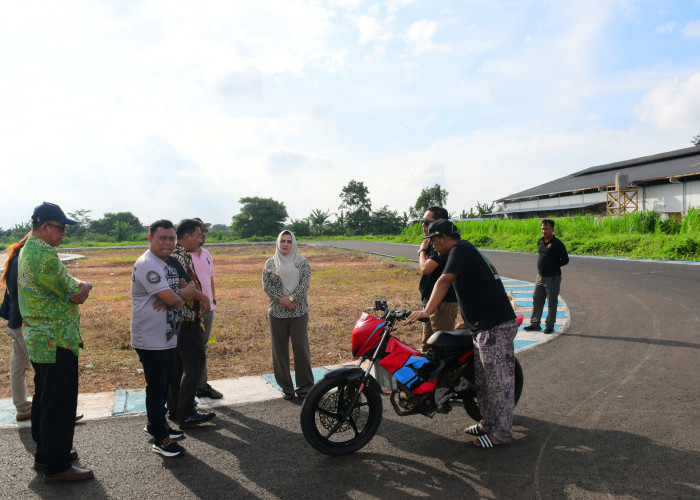 Tahap Pertama Selesai Dibangun, Bupati Pekalongan Fadia Arafiq Tinjau Sirkuit Balap Motor di Kedungwuni