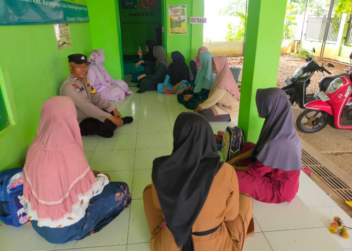 Sambang Desa Kutosari, Polsek Karanganyar Ajak Ibu-ibu Ikut Ciptakan Pemilu Damai