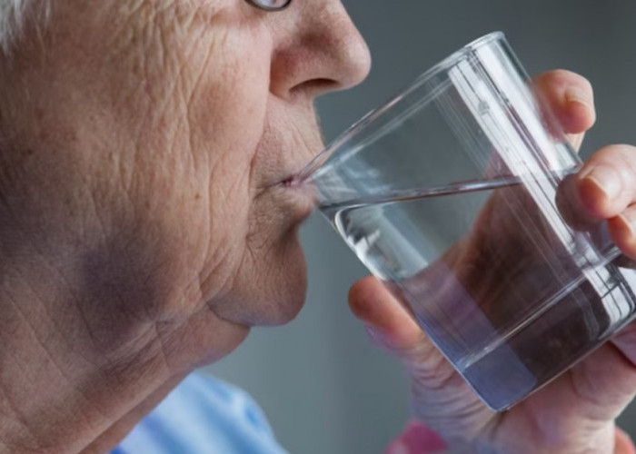 Inilah Manfaat Kebiasaan Minum Air Putih Setiap Hari untuk Kesehatan Ginjal di Usia 50 Tahun