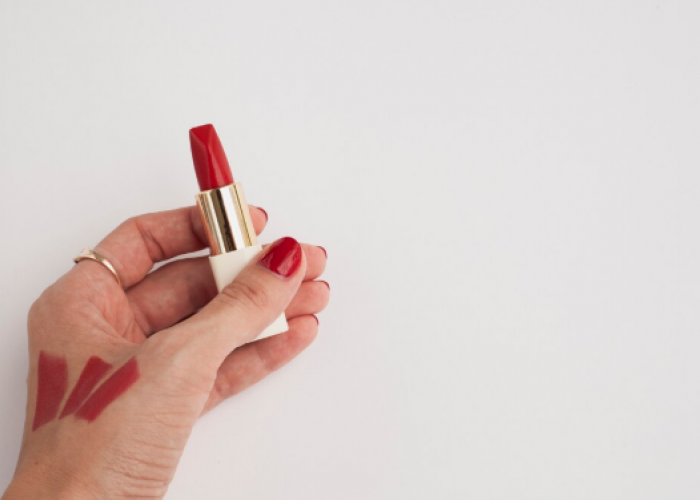 4 Lipstik Melembabkan yang Cocok untuk Bibir Kering, Wajah Jadi Makin Cerah