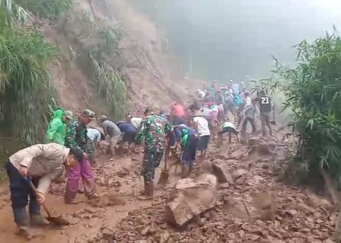 Demi Jalan Kembali Terbuka, Aparat dan Warga Lebakbarang Bahu-Membahu Singkirkan Material Longsor