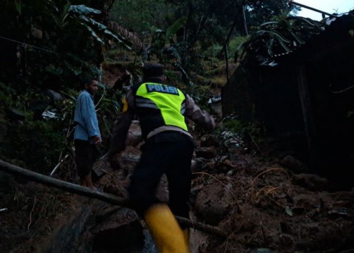 Bukit Longsor di Desa Bubak Kandangserang, Terjang 3 Rumah Warga