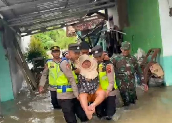 Polisi Evakuasi Puluhan Warga Terdampak Banjir di Siwalan Pekalongan