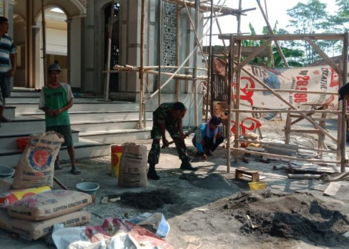 TNI-Polri Kompak, Bhabinkamtibmas dan Babinsa Ikut Kerja Bakti Pembangunan Masjid saat Sambang Desa 