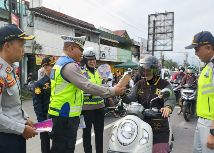 Aksi Simpatik Operasi Keselamatan Candi 2026, Polres Pekalongan Kota Bagikan Payung dan Tumbler ke Pengendara