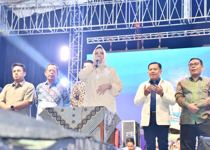 Bupati Pekalongan Fadia Arafiq Bersama Sukirman Rayakan Tahun Baru 2025 Bersama Ribuan Masyarakat