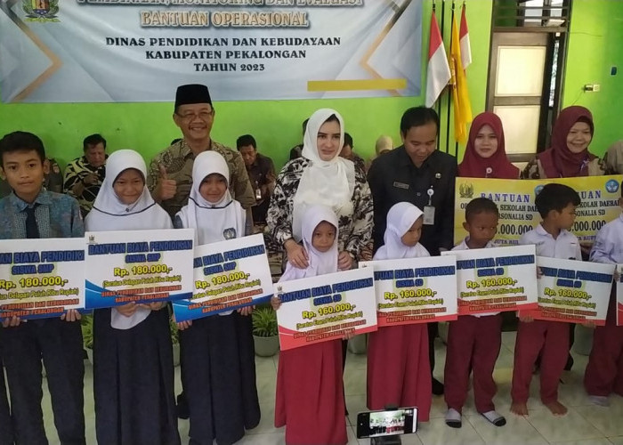 Cegah Penyelewengan Bantuan, Bupati Pekalongan Fadia Arafiq Terjun Langsung ke Sekolah