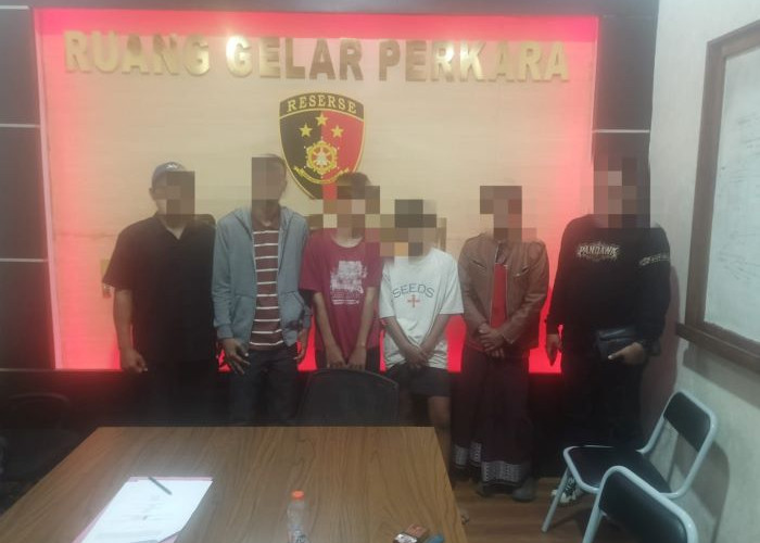 Bawa Senjata Tajam, Gerombolan Gangster Diamankan Warga Kemasan