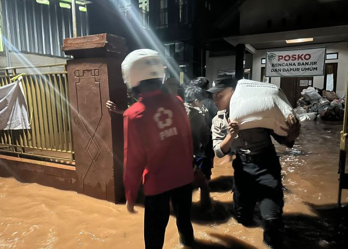 Posko Banjir Bandang Wangandowo Kebanjiran, Polres Pekalongan Evakuasi Logistik