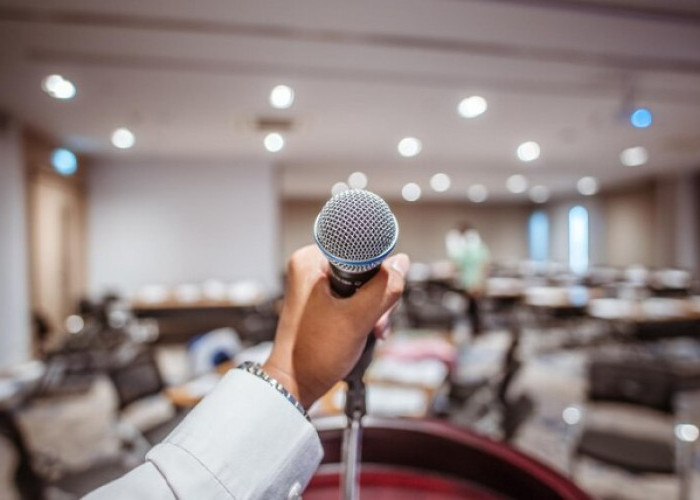 Ingin Menjadi Ahli yang Menguasai Public Speaking? Praktikkan 6 Cara Ini!