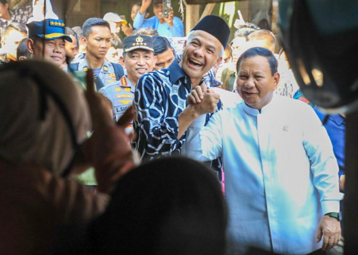 Ekspresi Cinta Warga untuk Ganjar saat Dampingi Jokowi Blusukan di Pasar