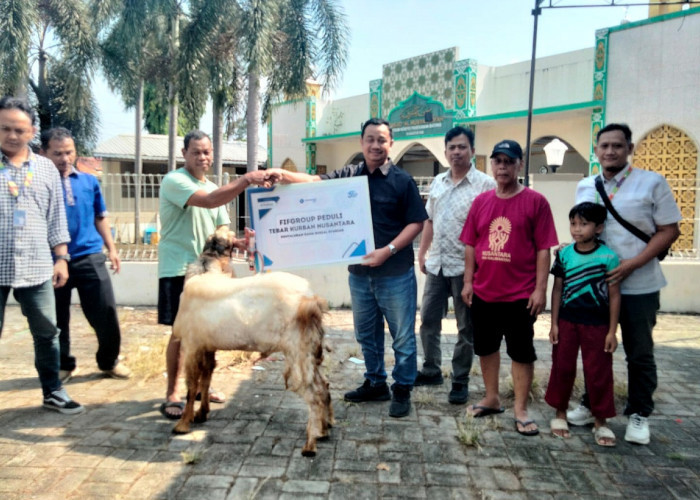 FIFGROUP Cabang Kota Batang Serahkan Hewan Kurban untuk Warga Pasekaran di Momentum Iduladha 1447 H