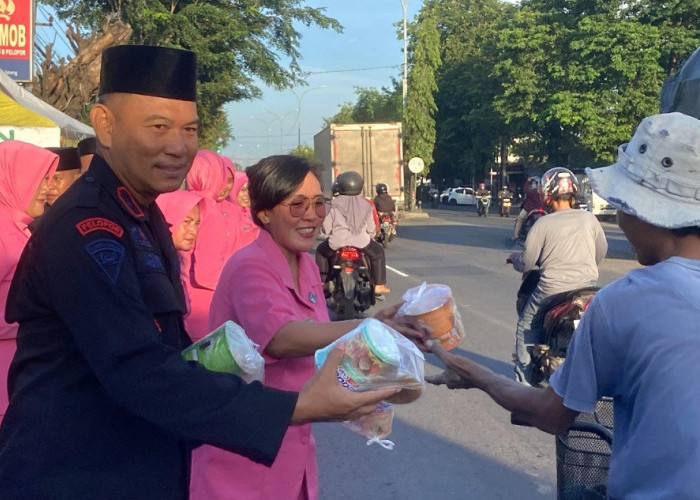 Brimob Jateng Bagikan 600 Takjil dan Sholawatan di Depan Mako Kalibanger Pekalongan