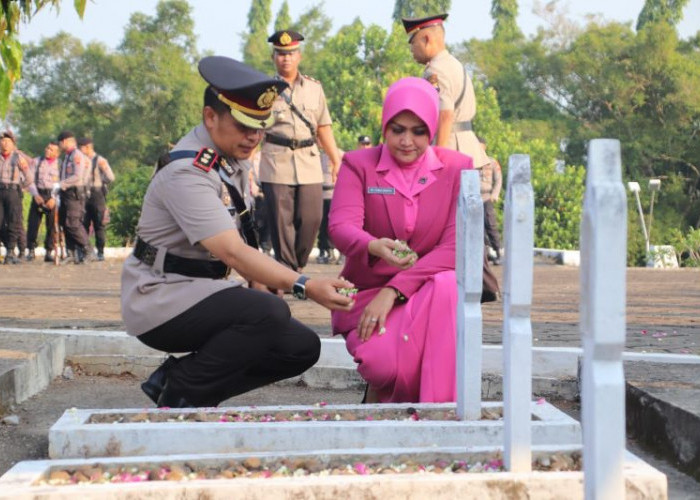 Peringati Hari Bhayangkara ke-77, Polres Pekalongan Ziarah Tabur Bunga di Taman Makam Pahlawan