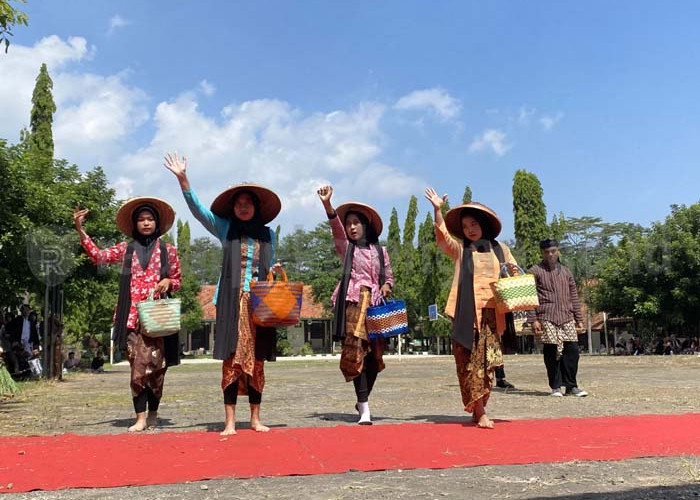 Tradisi Nyandran sampai Sintren Meriahkan Karnaval Budaya SMAN 1 Wonotunggal