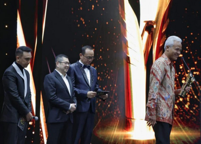 Ganjar Pranowo Raih Penghargaan News Maker Terbaik Nasional