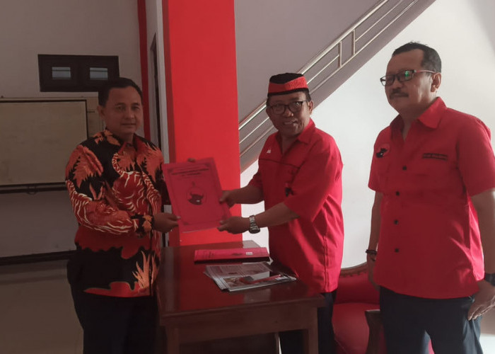 Sumar Rosul Ambil Formulir Pendaftaran Cabup - Cawabup dari PDI Perjuangan Kabupaten Pekalongan