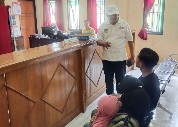 Buka Saat Pilkada, Layanan Kependudukan Disdukcapil Batang Diserbu Warga