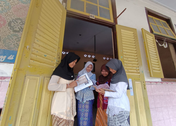 Bukan Sekadar Kostum, Seragam Adat Tiap Tanggal 8 Jadi Cara Pelajar Batang Nguri-uri Budaya Lokal