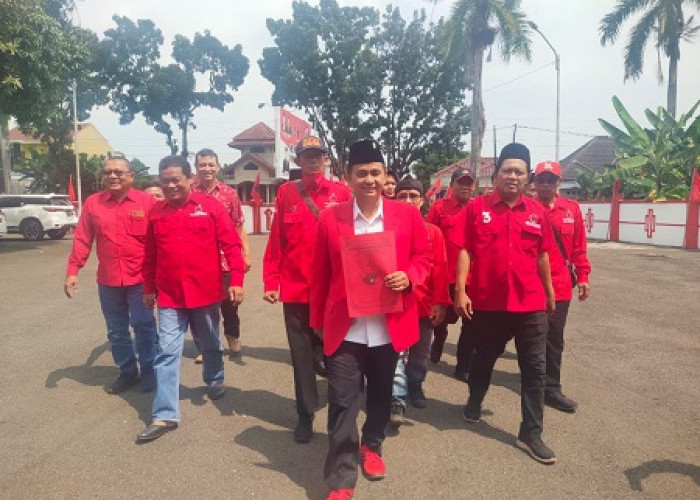 Sumar Rosul dan Fadia Arafiq Kembalikan Berkas Pendaftaran Calon Kepala Daerah Pilkada 2024 di PDI Perjuangan