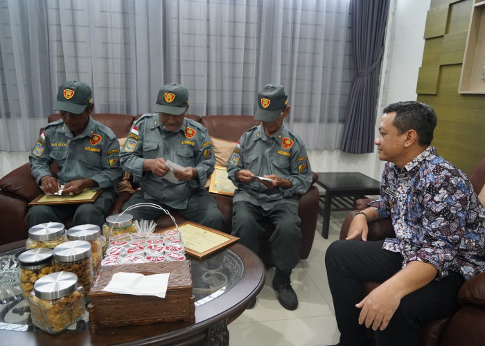Abdi Negara 30 Tahun Lebih, Wali Kota Pekalongan Mas Aaf Beri Santunan Khusus untuk Linmas Senior