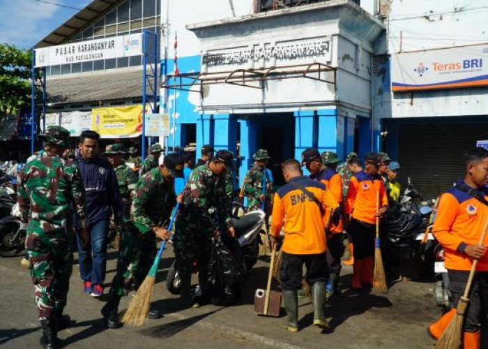 Hari Juang TNI AD 2024, Kodim Pekalongan Bersih-bersih Pasar Karanganyar