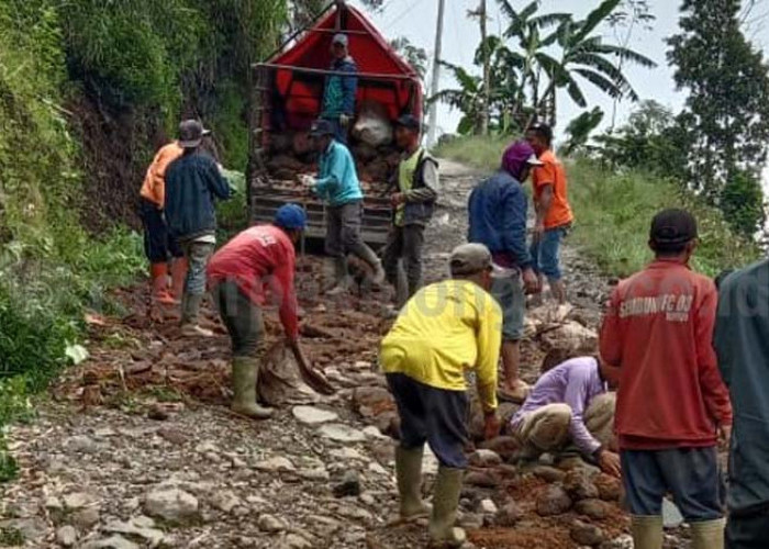 Jalan di Puncak Petungkriyono Bak Kali Asar