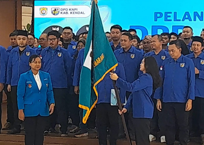 Dikukuhkan, KNPI Kendal Diminta Bangkit dari Mati Suri, Bupati Dorong Pemuda Jadi Motor Pembangunan Daerah