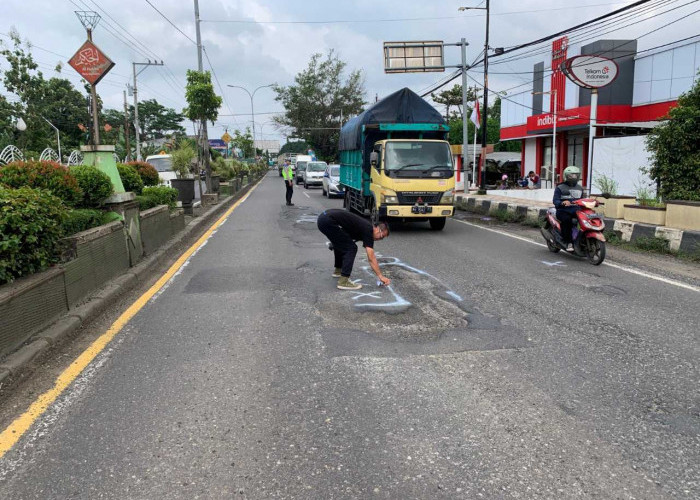 Lubang di Jalan Pantura Terus Makan Korban, Pemkab Batang Desak Balai Jalan Nasional Segera Perbaiki 