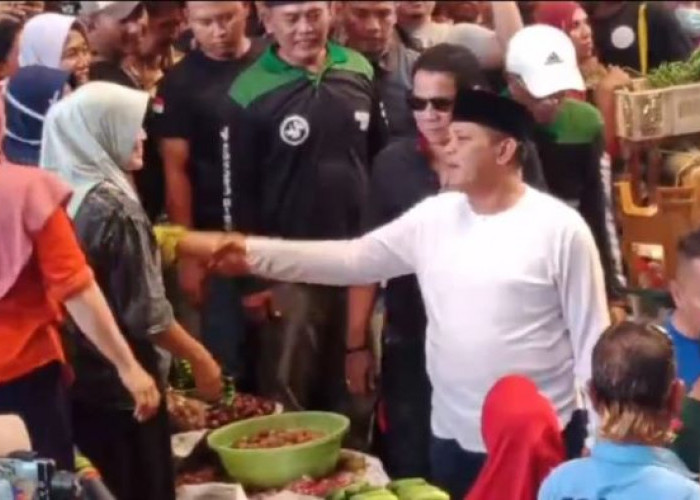 Calon Bupati Pekalongan Riswadi Blusukan di Pasar Induk Kajen, Ini Keluhan Yang Disampaikan Pedagang